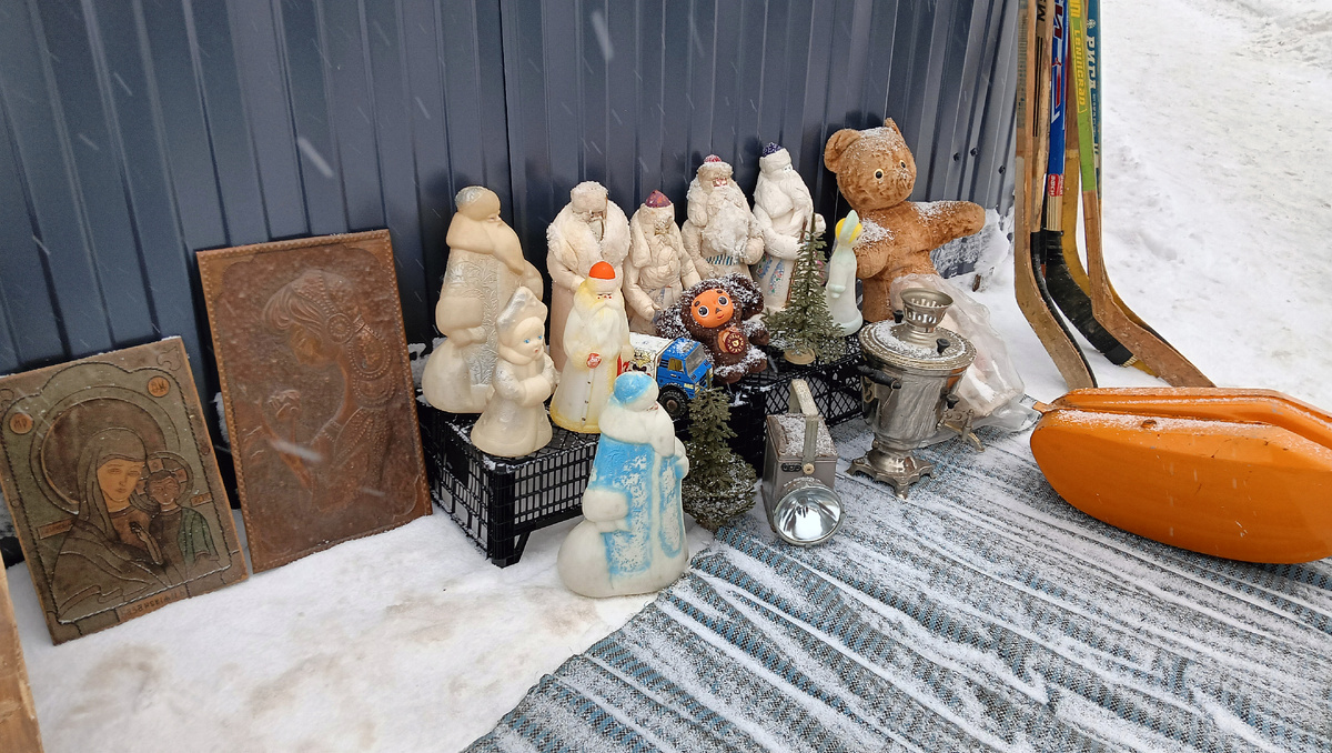 Январская барахолка предлагает. Фото автора 