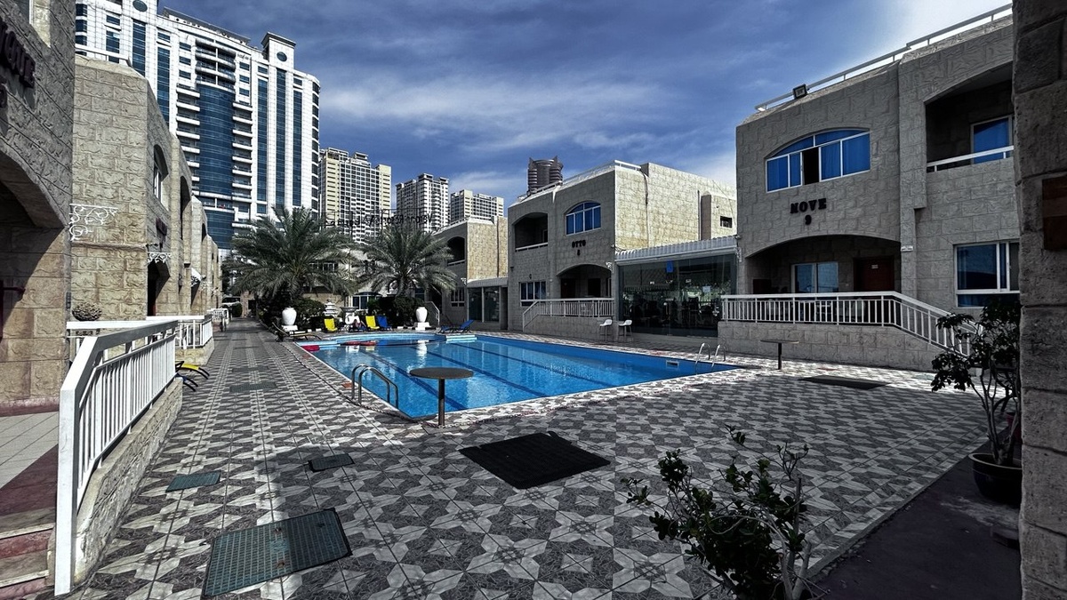 Для сравнения: мой отель Verona Resort Hotel Sharjah 2* в ОАЭ с приятной, чистой и ухоженной территорией, комфортными и просторными номерами, разнообразным питанием арабской кухни шведского стола, приветливым персоналом, находящийся между крупными эмиратами Шарджа и Аджман, недалеко от Дубая. Да, не небоскрёб, арабским шейхом я себя в нём не почувствовал, но при этом испытал не меньшее удовольствие от своего там пребывания и получил для себя всё, зачем я туда приехал.