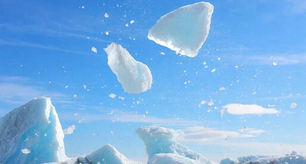 Факты падений крупных глыб льда («ледяных бомб») из атмосферы зафиксированы неоднократно в течение XXI века. Такие явления происходят крайне редко, однако привлекают внимание общественности благодаря своей необычности и потенциальной опасности.