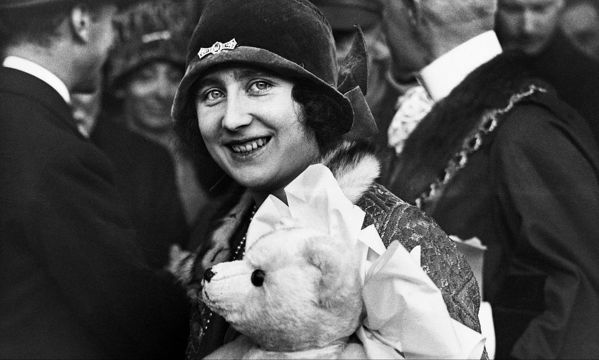 Елизавета, герцогиня Йоркская, страдала от продолжительной токсикоза во время своей первой беременности будущей королевой Елизаветой II.