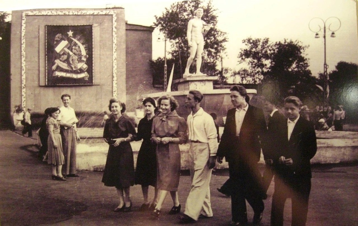 Молодежь в левобережном парке Металлургов