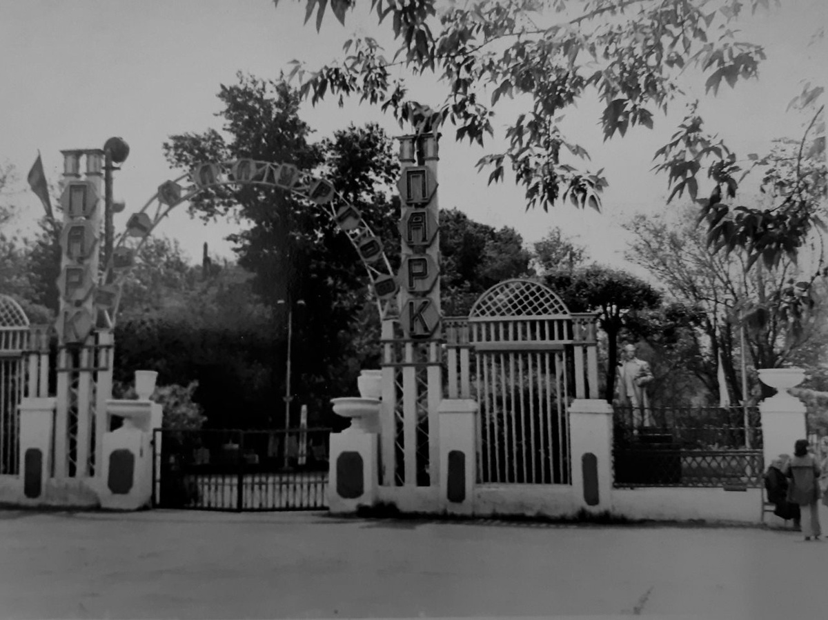 Входная группа в левобережный парк Металлургов