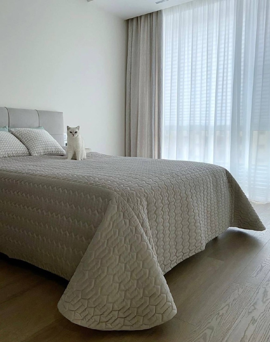 Геометрическая стежка на матовом покрывале