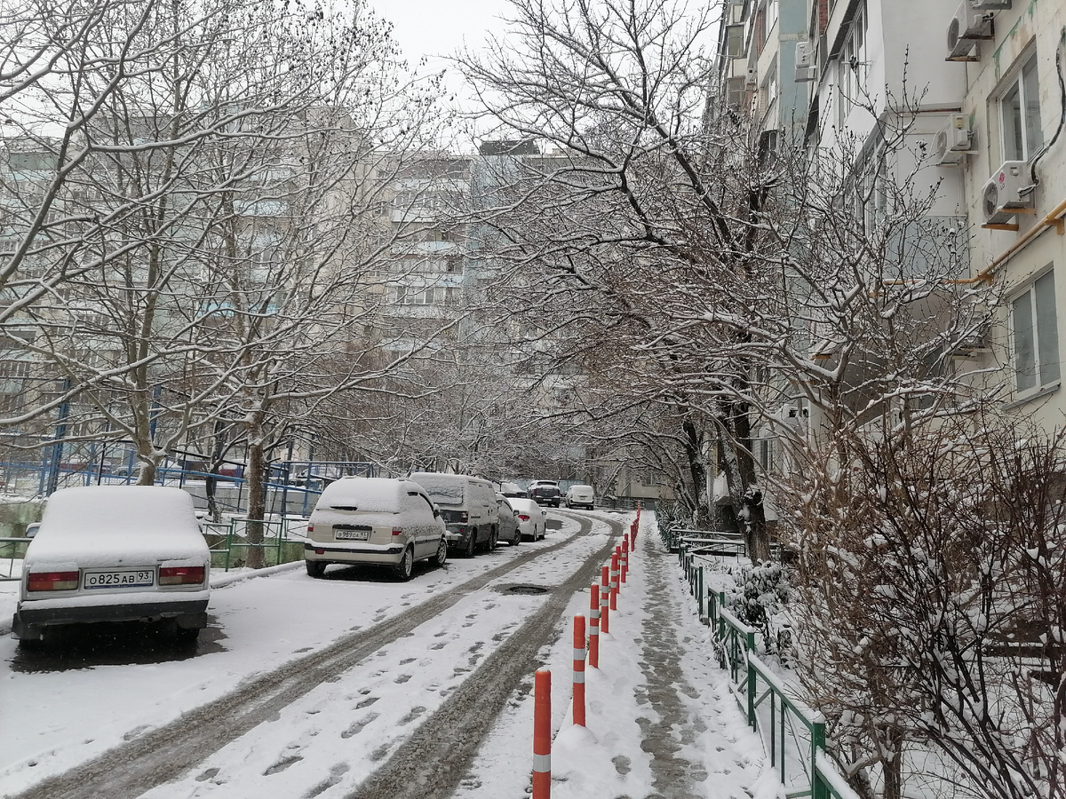 Ходила утром в магазин, мой двор в снегу