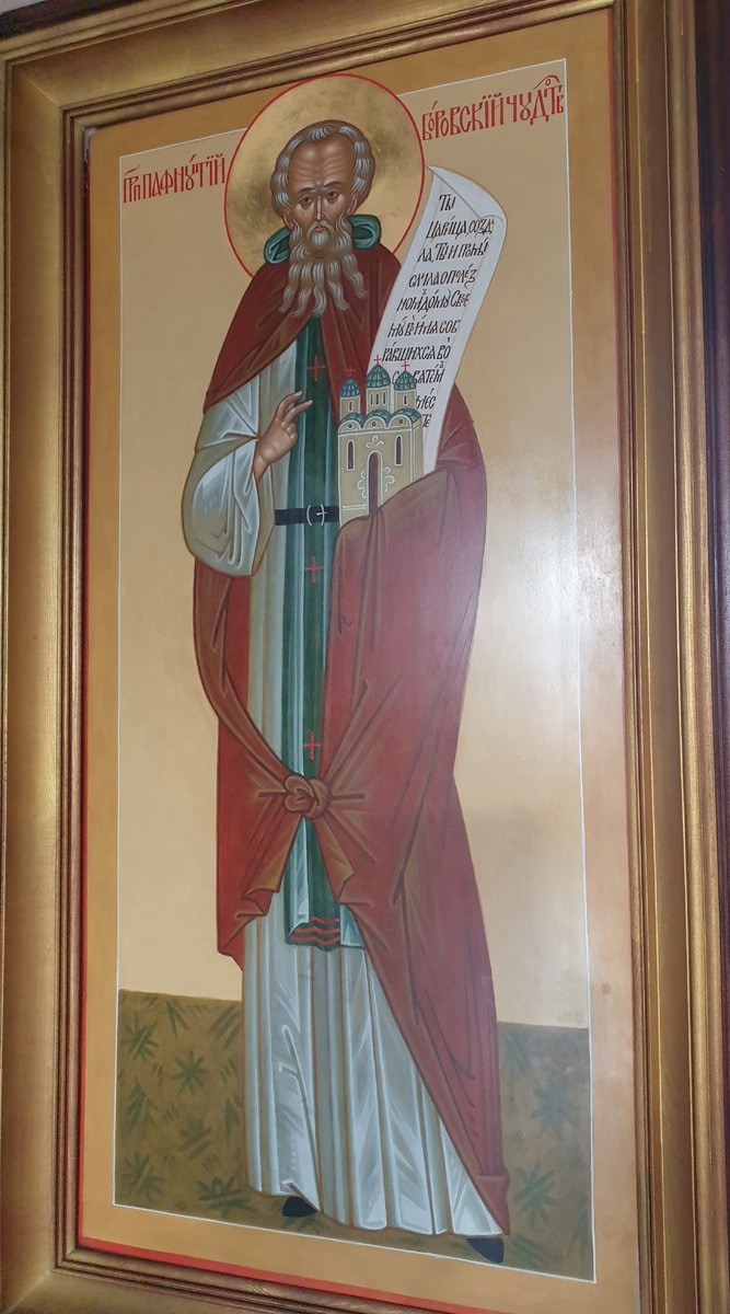 Икона "Преподобный Пафнутий Боровский Чудотворец" на колонне придела преподобного Серафима Саровского, под росписью святого князя Владимира. Храм Успения Пресвятой Богородицы "за верхом" г. Калуга. На иконе преподобный Пафнутий представлен в традиционных монашеских одеждах, куколь лежит на плечах, правая рука с двуперстным благословением возле груди, в левой руке изображен храм, символ монастыря и свиток. Святой средних лет, у него мелкие черты лица, высокий лоб, волосы короткие светло-русые, такая же светлая борода разделяется от половины длины на вьющиеся пряди почти одинакового размера. На лбу и щеках обозначены резкие морщины, короткая челка продолжается вокруг темени и напоминает гуменцо, мантия собрана узлом. На свитке написано: «Ты царица создала,Ты и промыслила о полезном дому Своем во имя собравшихся, во святем месте сем, подобно угодити Сыну Твоему и Богу нашему чистою любовию и мирным устроением». Это молитва преподобного Пафнутия Боровского. В ней он просит Пресвятую Богородицу о попечении о монастыре и помощи собравшимся в этом святом месте, чтобы угодить Сыну Божьему и Богу нашему чистотой, любовью и мирным устроением.