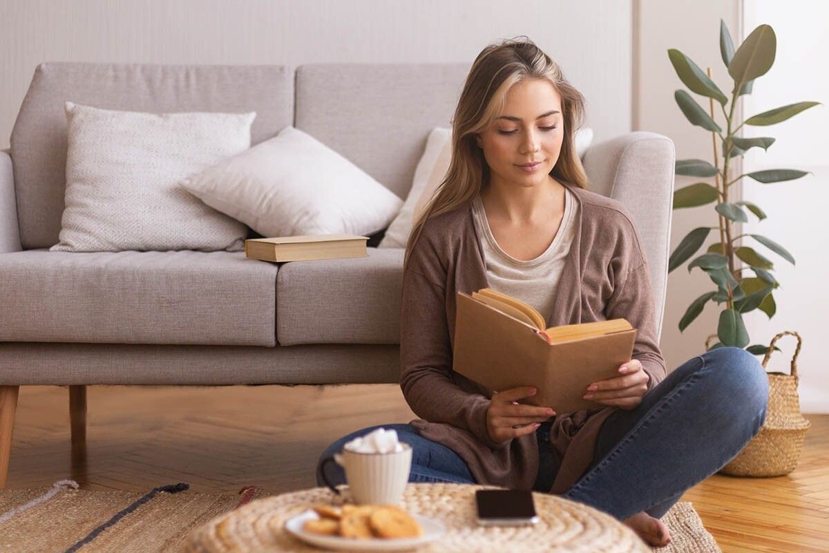 Чтение полезнее, чем просмотр развлекательного контента. Источник: Prostock-studio / Shutterstock / FOTODOM📷
