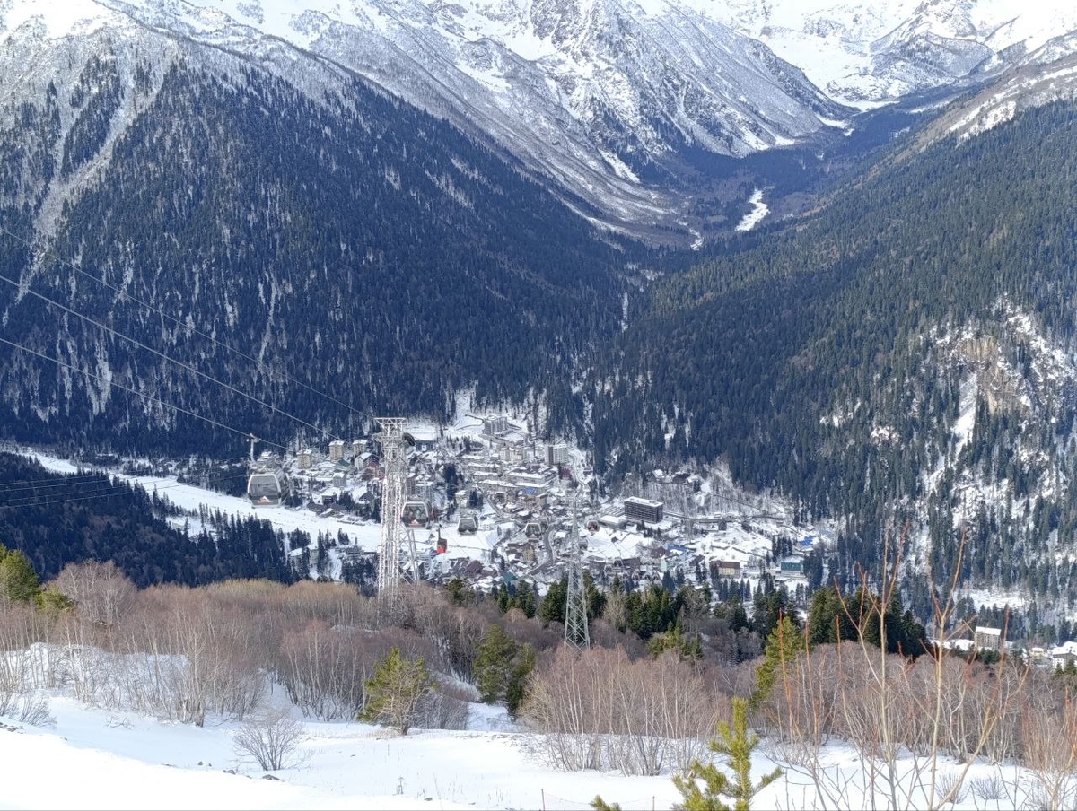 Вид на посёлок Домбай