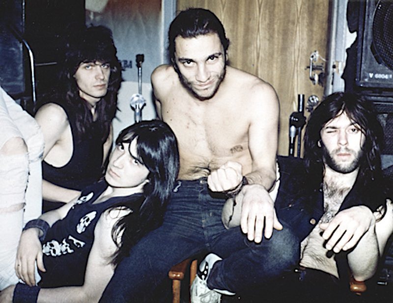 Чёрный Обелиск в начале 90х. Крайний справа - В. Билошицкий. Фото из открытых источников.