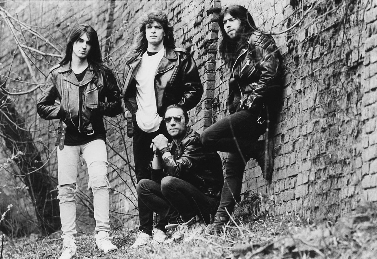 Чёрный Обелиск в начале 90х (слева направо: В. Ермаков, Ю. Алексеев, В. Билошицкий, сидит А. Крупнов). Фото из открытых источников.