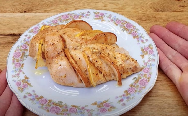 Секрет сочной куриной грудки: необычная фаршировка с лимоном и яблоком для тех, кто устал от сухого филе