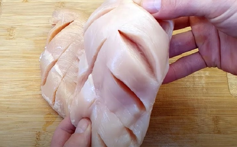 Секрет сочной куриной грудки: необычная фаршировка с лимоном и яблоком для тех, кто устал от сухого филе