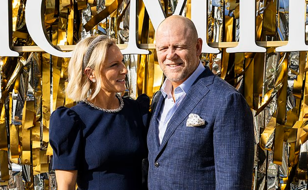 Зара и Майк Тиндалл улыбаются, стоя плечом к плечу с лучшим другом принца Гарри Начо Фигерасом