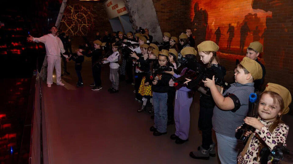     Около 10 тысяч детей приняли участие в новогодней программе "Елка Победы" t.me/МуZей Победы