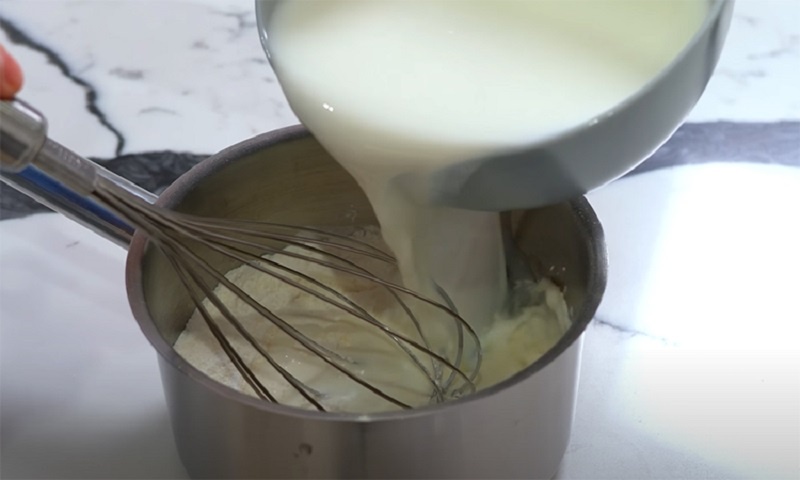 Десерт за 5 минут: нежное лакомство из молока, которое удивит всех