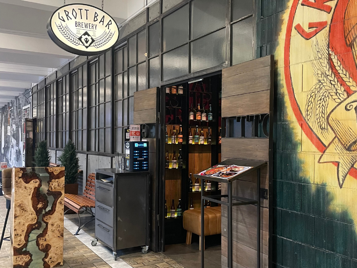 Внутри немного приглушенный свет и много столиков на разный вкус