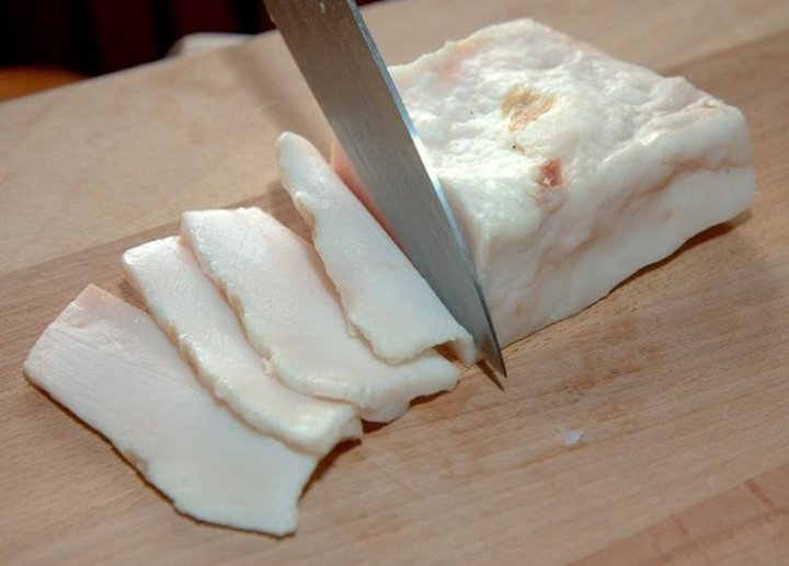 Куски можно делать толще, главное чтобы помещались в мясорубку.