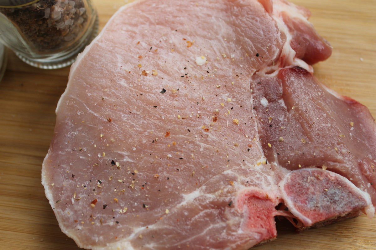 Не забудьте промокнуть чем-то кусок мяса!