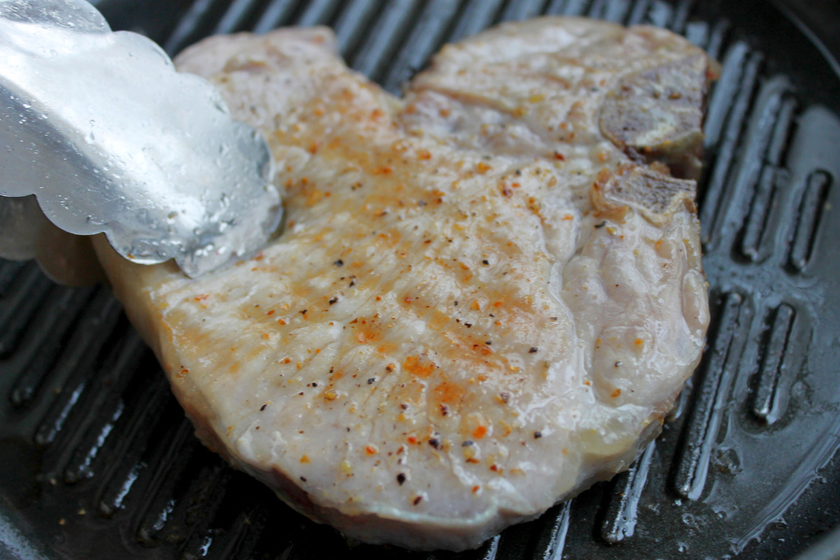 Для полноты вкуса обжарьте стейки и по бокам, аккуратно прижимая к бортикам сковороды. Это позволит вытопить лишний жир и придать мясу дополнительную сочность.