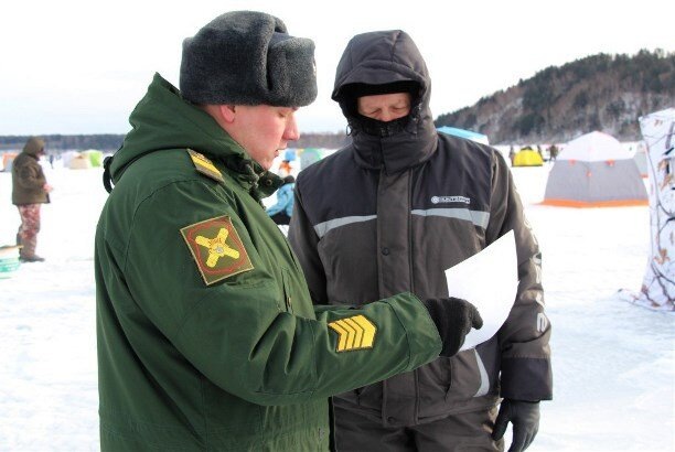 Всю информацию о преимуществах контракта можно получить прямо на рыбалке / Фото: пресс-служба Восточного военного округа
