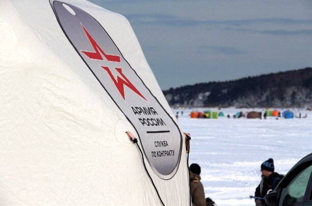    Огромный белый шатёр с трудом уместился среди рыбацких лунок / Фото: пресс-служба Восточного военного округа