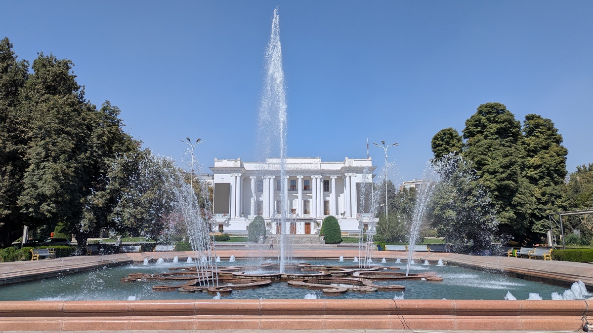 Площадь 800 летия Москвы и театр оперы и балета имени Садриддина Айни