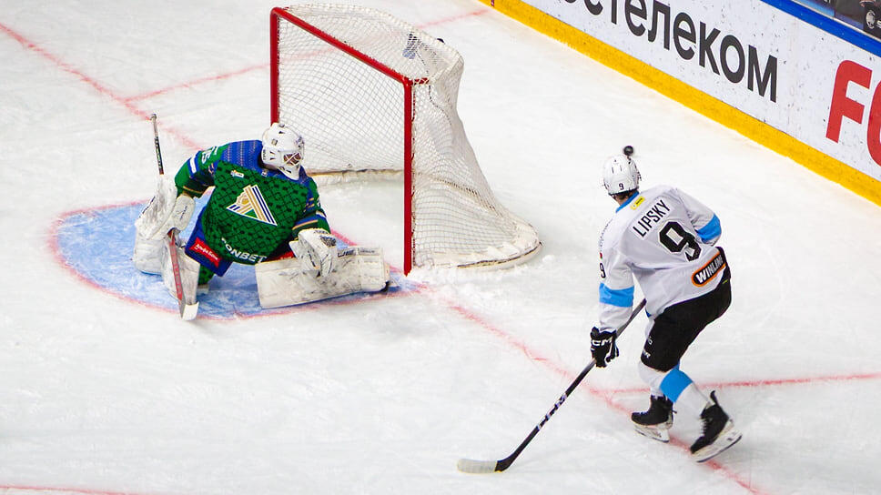 Вратарь «Салавата Юлаева» Семен Вязовой (слева) в матче с минским «Динамо».📷Фото: Идэль Гумеров / Коммерсантъ