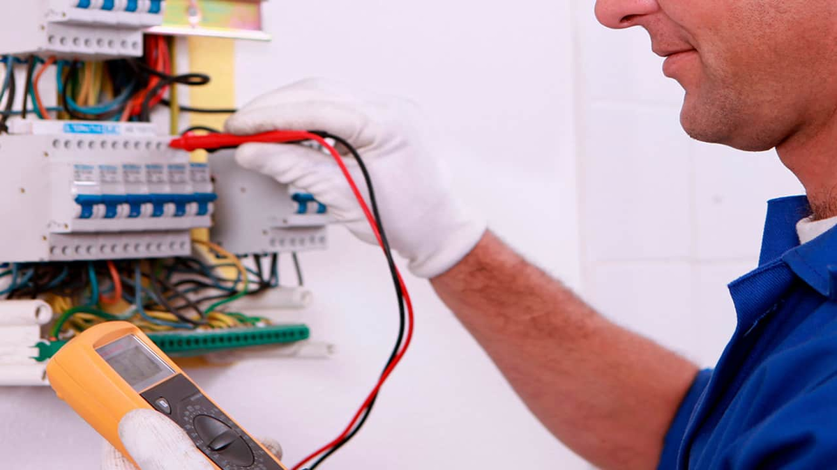 Мужчина проводит измерения с помощью мультиметра. Фото с сайта https://bentz.cl/