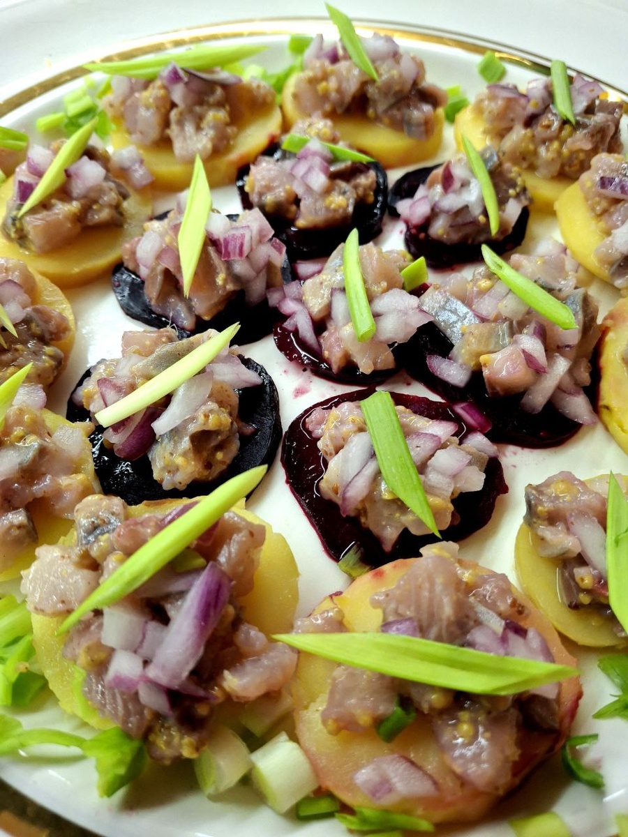 Закуска из сельди на свекле и картофеле.