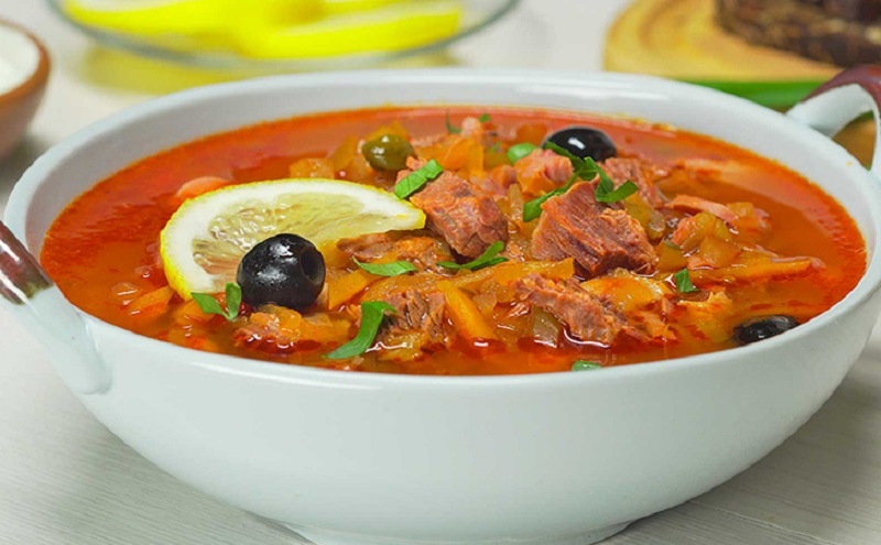 Сытная похлебка «Мужская радость»: наваристый суп за полчаса вместо трудоемкой солянки — как быстро накормить семью вкусно