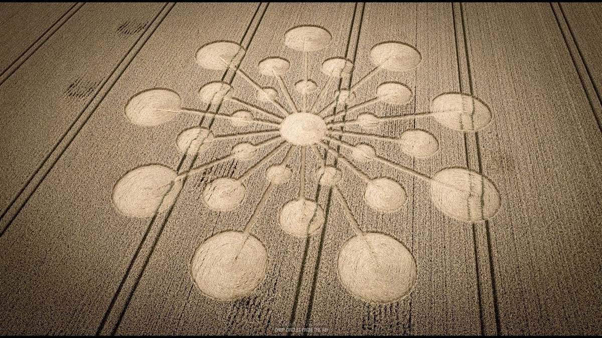 Конец 1970-х и начало 1980-х годов — период массового появления загадочных узоров на полях (агроглифов). Эпицентром феномена стали английское графство Уилтшир и долина Эйвон, где расположены древние мегалиты, такие как Стоунхендж. 
В 1990 году в Европе обнаружили около 500 разнообразных фигур, а в последующие годы их количество перевалило за несколько тысяч.