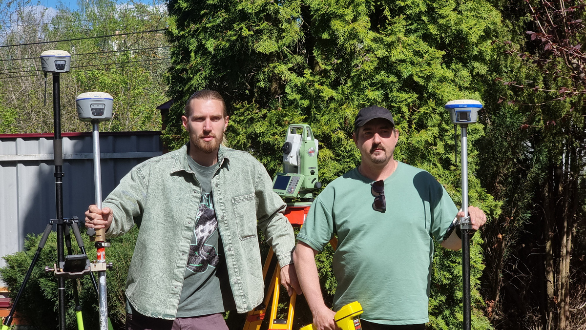 Геодезисты с оборудованием