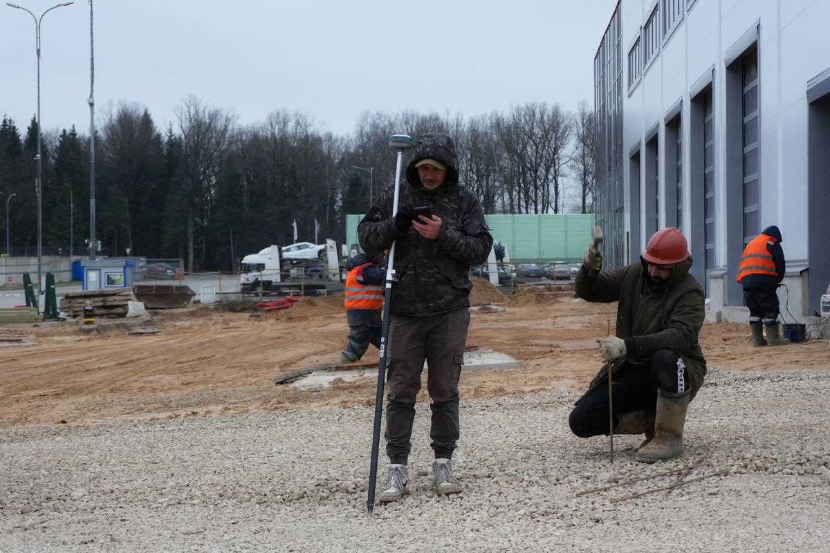 На рисунке 1 показана работа геодезиста с GNSS-оборудованием в полевых условиях.