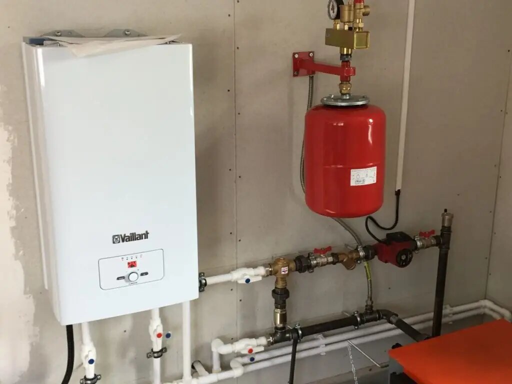 Если вы желаете приобрести электрический котёл в Краснодаре, то обратите внимание на предложения нашего интернет-магазина Kotel123.ru У нас есть чем порадовать потенциальных покупателей: всегда оперативный отклик менеджеров компании, разумные цены, удобные алгоритмы оплаты, быстрая доставка.

Одноконтурный котел отвечает только за нагрев теплоносителя в системе отопления. Если есть необходимость в горячей воде для бытовых нужд, то следует либо изначально установить двухконтурный котел, либо дополнить систему водонагревателем.