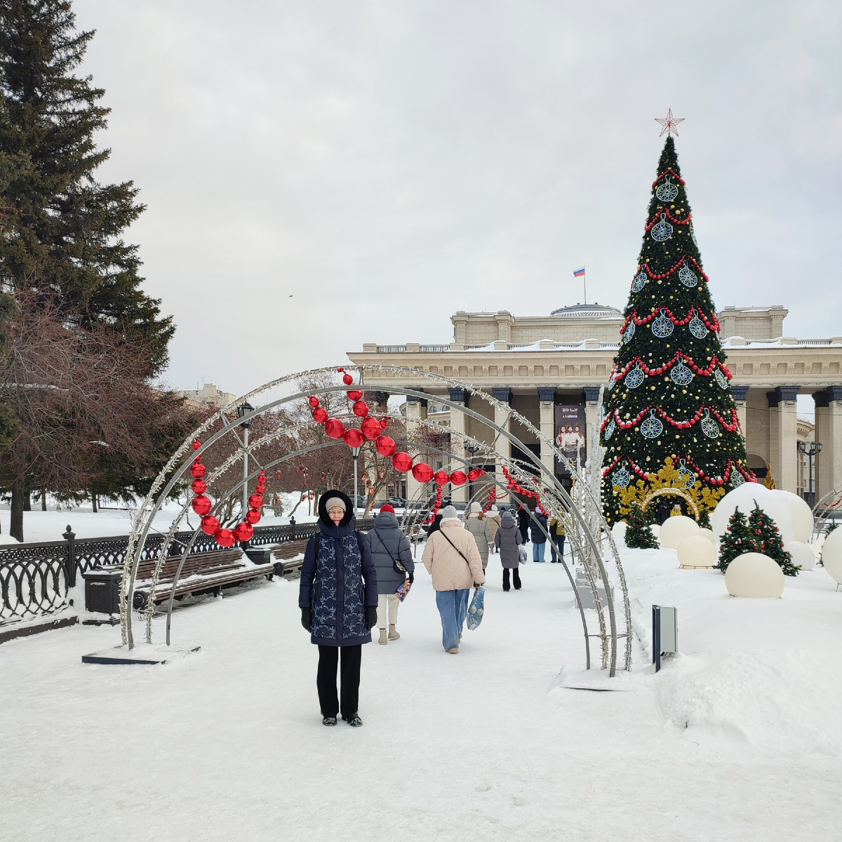 Я и елка. Или, я и Оперный театр! Культура же, понимать надо ☝️😀