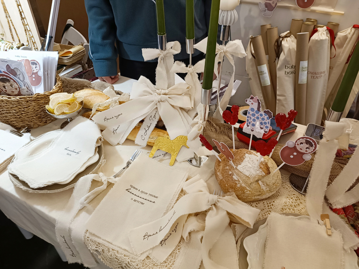 Это фото с выставки делала Юля "Дом необычных вещей", Фото я взяла из её статьи. Посмотрите на эти бантики. Так всё просто и необычно!