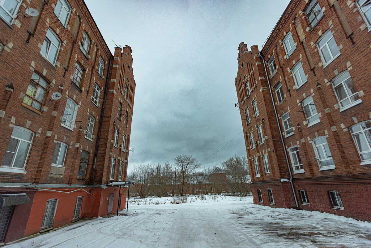 Казармы Берга — место красивое, но жутковатое. И увидеть здесь игрушки ожидаешь меньше всего