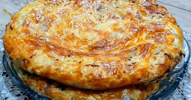 Обалденная лепёшка с мясом. Воздушная, слоистая. Готовь хоть на сковороде, хоть в духовке. Быстро и просто.