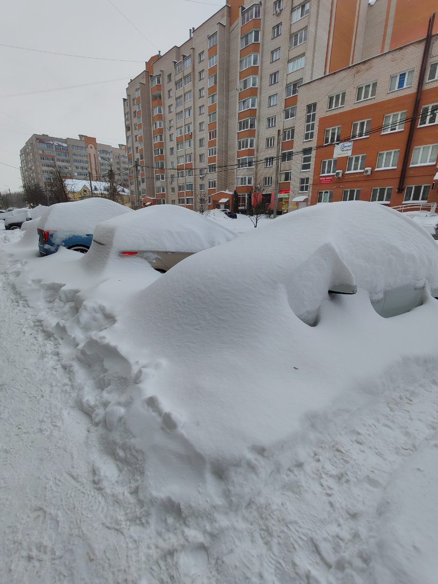 Это уже после того, как снег притоптали. Машины завалены и был лопат им не выехать. Надо все расчищать