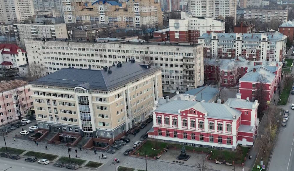 
 
 Сроки реализации проекта - с 2026 по 2029 год. Предлагается провести реконструкцию больницы и последующую эксплуатацию для оказания медпомощи, в том числе в рамках территориальной программы госгарантий бесплатного оказания гражданам медпомощи.
 
 «Медтехнолоджи Пермь» входит в группу «Мединвестгрупп», которая является партнером властей по проекту строительства онкоцентра в Камской долине. 
]]>