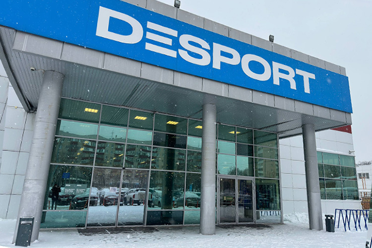    Аккурат перед новогодними каникулами магазины сети спортивных товаров Desport, расположенные на проспекте Ибрагимова и улице Родины, закрылись.   
Фото: Илья Зима