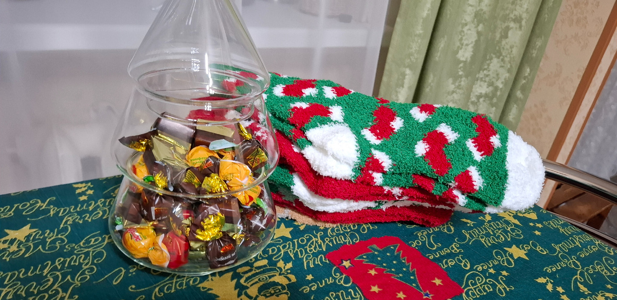 Еще и подарки получила!