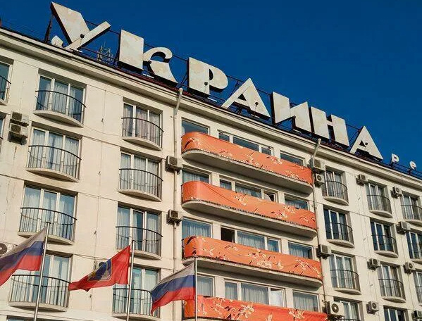 В Севастополе действует кинотеатр и гостиница "Укр-на". Как к этому относятся севастопольцы
