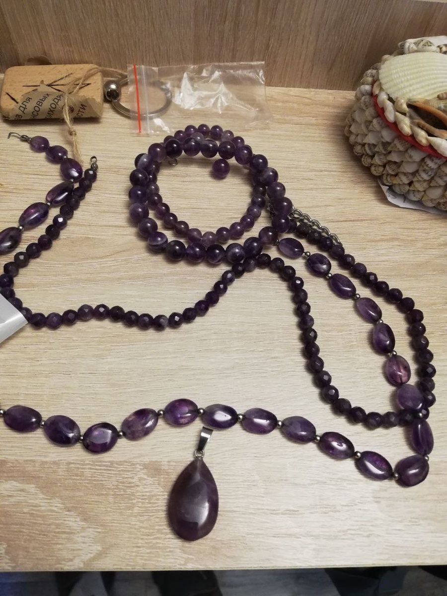 Второй пакет бусин, в этом случае был аметист разного размера, форм и огранки.