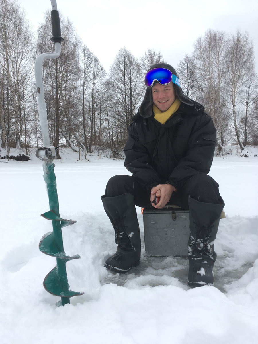 Саша рыбачит в лунку