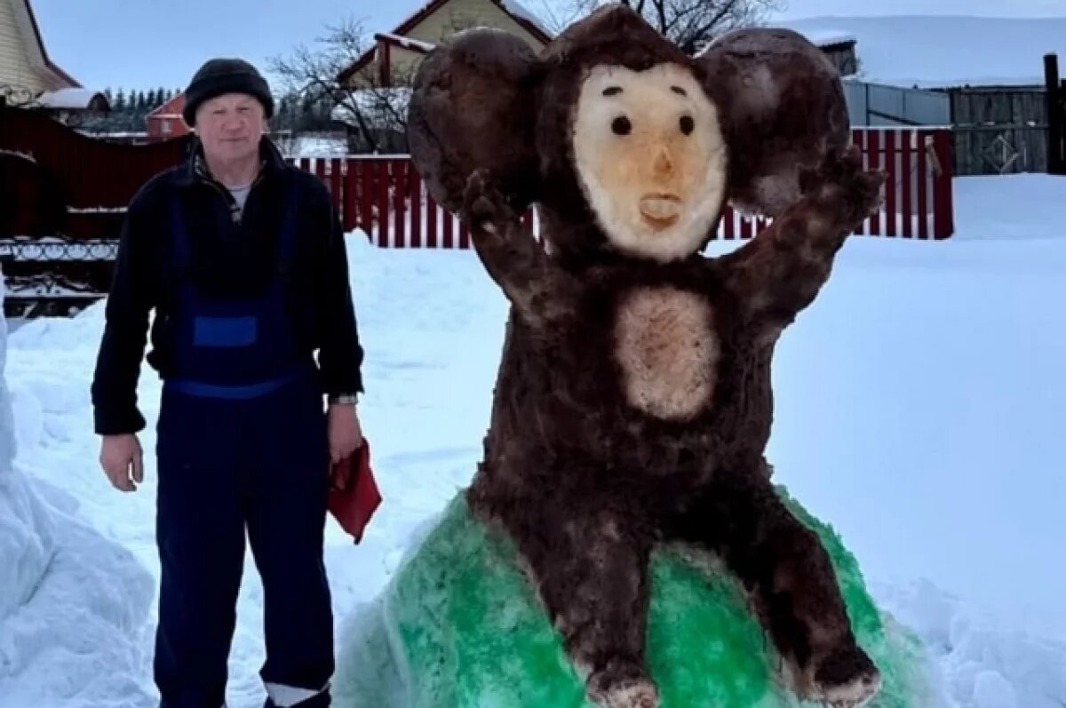    Мастер из Башкирии вылепил из снега Деда Мороза, Снегурочку и Чебурашку