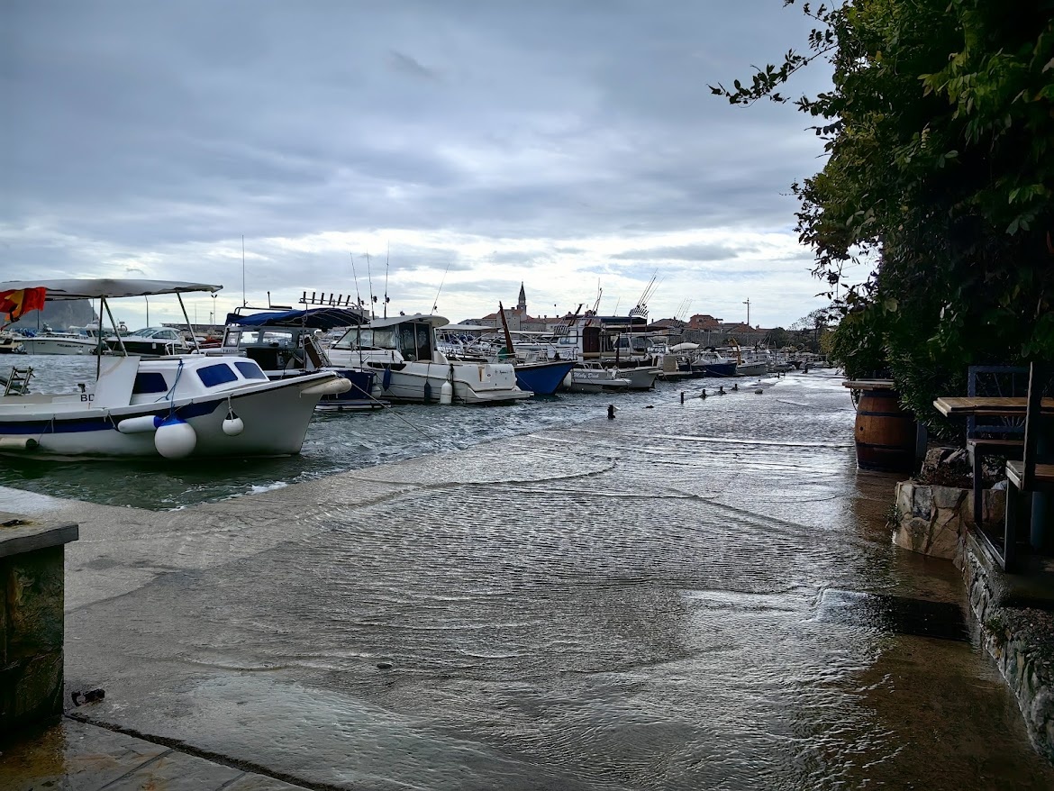 Вода выходит в город, затапливая набережную.