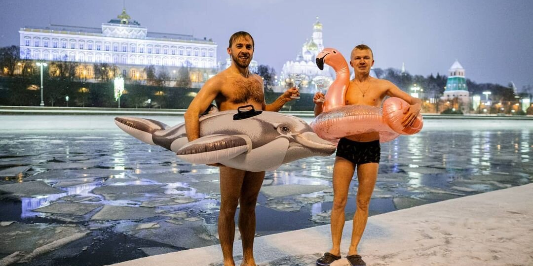 Россияне "смывают" грехи. 13 забавных фото с крещенских купаний.