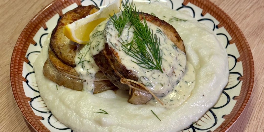 Запеченная семга в сливочном соусе с пюре из цветный капусты