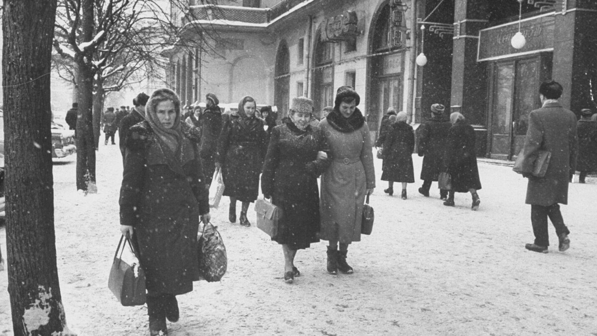    К выбору зимней одежды подходили, в первую очередь, с точки зрения практичности   pastvu.com