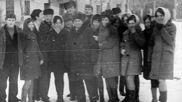    Перед нами достаточно праздничный вариант гардероба, в сильные морозы так не одевались.   pastvu.com